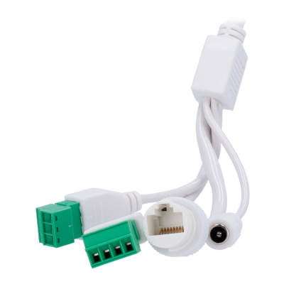 Cabos com conectores verdes de quatro pinos, RJ45 e conector de energia circular
