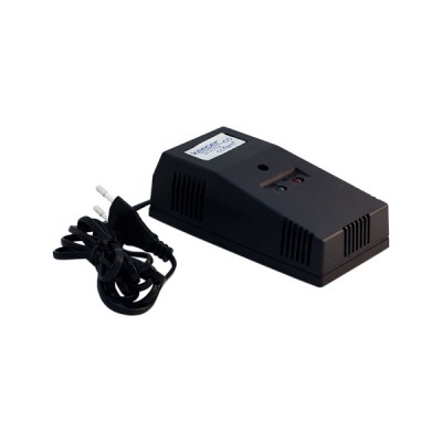 Carregador negro de plástico com cabo elétrico e luzes indicadoras