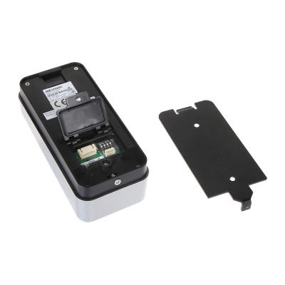 Dispositivo eletrónico retangular com tampa preta e caixa metálica cinzenta