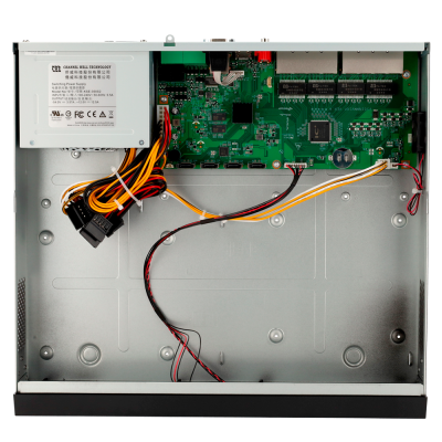 Equipamento eletrónico aberto com placa de circuito verde e cabos coloridos