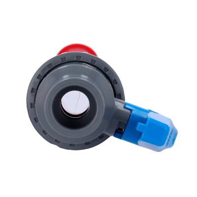 Conector óptico macho azul e cinza sobre superfície branca