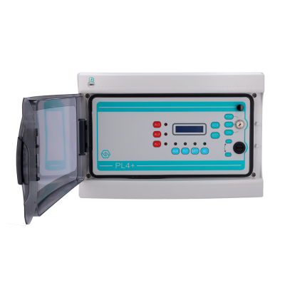 Painel de controlo eletrónico PL4+ com tampa de plástico aberta