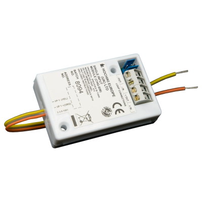 Módulo eletrónico branco da HOCHIKI EUROPE com fios amarelo e laranja e etiqueta técnica