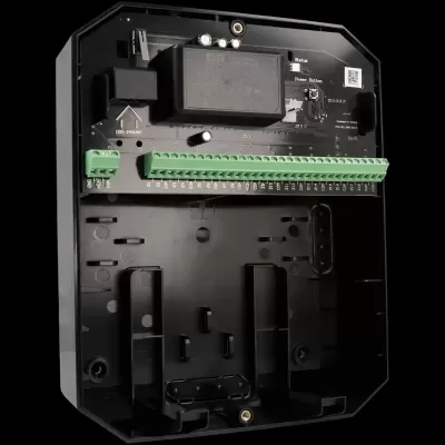 Caixa eletrónica preta aberta com conectores verdes e texto impresso