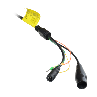 Cabos elétricos com conectores e etiqueta amarela com texto DC 12V.
