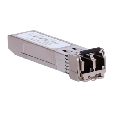 Módulo transceptor SFP metálico prateado com etiqueta e conector de fibra óptica
