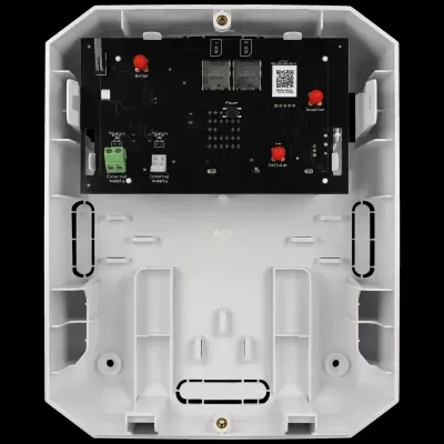 Interior de caixa eletrónica branca com placa preta e conectores