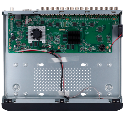 Dispositivo eletrônico aberto com placa de circuito verde e múltiplas conexões coaxiais