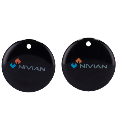 Dois dispositivos redondos pretos com logotipo NIVIAN