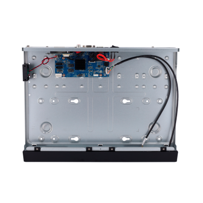 Moldura metálica com placa de circuito e fios coloridos