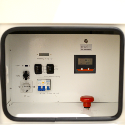 Painel elétrico branco com interruptores, ecrã digital, tomadas e botão vermelho de emergência