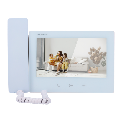 Intercomunicador Hikvision branco com ecrã a cores e imagem de sala de estar