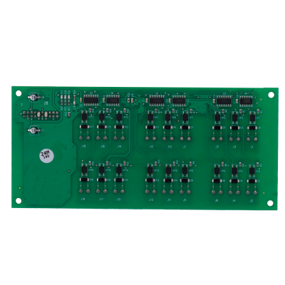 Placa de circuito impresso verde com componentes eletrónicos e etiquetas
