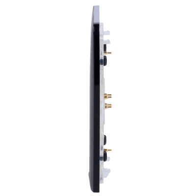 Placa eletrónica preta vista de lado com componentes dourados