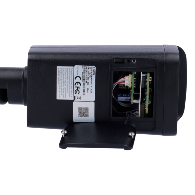 Câmara de segurança preta com compartimento aberto e etiqueta com texto e códigos.