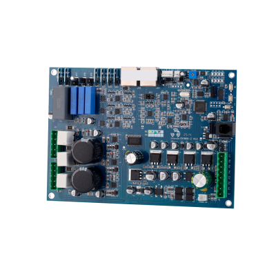 Placa de circuito azul com componentes eletrónicos variados