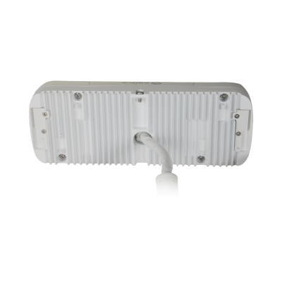 Dispositivo eletrônico branco com cabo conectado e superfície traseira nervurada