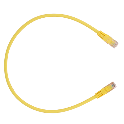 Cabo ethernet amarelo com conectores RJ45 sobre cartão castanho