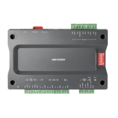 Dispositivo electrónico preto HIKVISION com conexões e interruptores vermelhos.