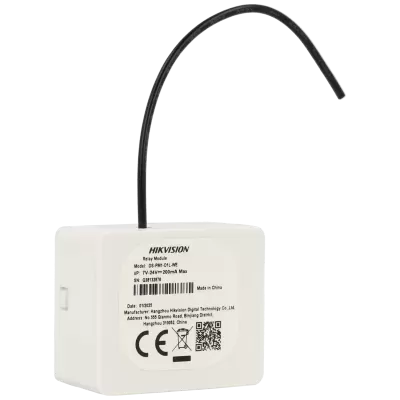 Módulo de relé branco HIKVISION com cabo preto flexível e etiqueta de informações técnicas