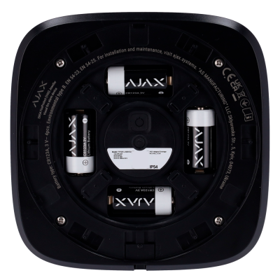 Compartimento de bateria de dispositivo preto com quatro baterias AJAX