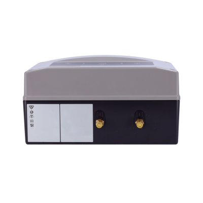 Dispositivo eletrónico cinzento e preto com conexões metálicas e etiquetas brancas.