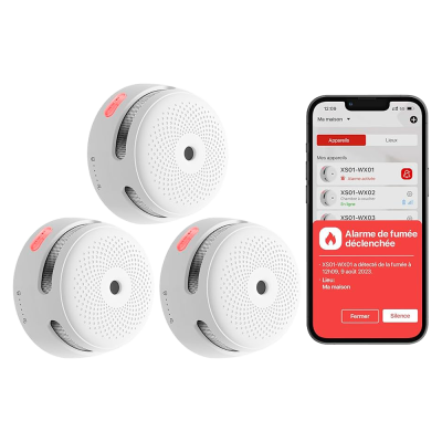 Detectores de fumo brancos com aplicação móvel a mostrar alerta
