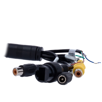 Cabos pretos com vários conectores e fios expostos sobre fundo branco