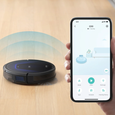 Aspirador robótico preto com smartphone a mostrar aplicação de controlo