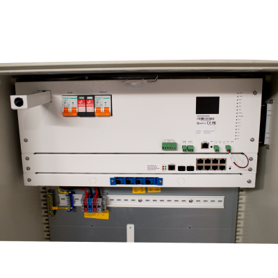 Painel elétrico branco com disjuntores, conectores e portas Ethernet dentro de caixa metálica