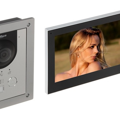 Videoporteiro com unidade exterior de metal cinzento e monitor interior branco e preto com ecrã colorido