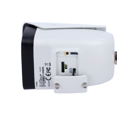 Câmara IP branca e preta com porta para cartão e etiqueta com informações técnicas