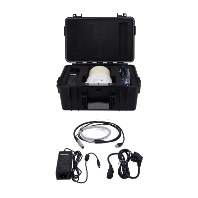 Mala preta com sistema eletrônico branco e cabos elétricos em fundo branco.