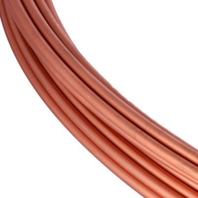 Tubos finos cilíndricos de cobre laranja em curva sobre fundo cinza claro