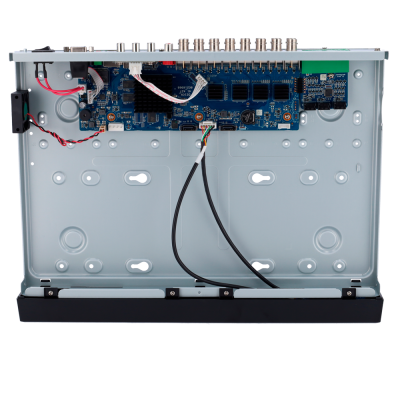 Dispositivo eletrônico aberto com placa azul, cabos e conectores metálicos