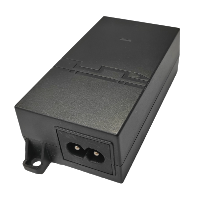Fonte de alimentação preta retangular com conector de alimentação