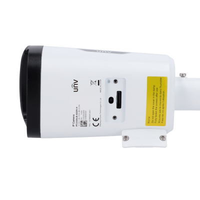 Câmara de segurança IP branca e preta com etiquetas e conectores visíveis