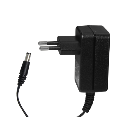 Transformador de energia preto com ficha de plugue europeu e cabo com conector jack cilíndrico preto.