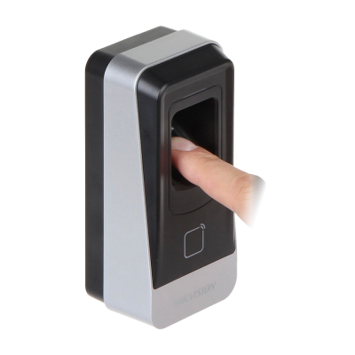 Leitor biométrico de impressões digitais Hikvision com dedo humano posicionado no sensor