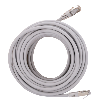 Cabo de rede Ethernet branco enrolado com conectores RJ45