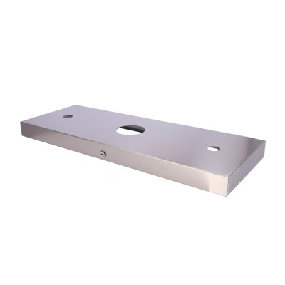 Base metálica cinza retangular com orifícios e fechadura sobre mesa branca