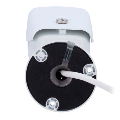 Câmera de segurança branca com cabo e tampa preta redonda.