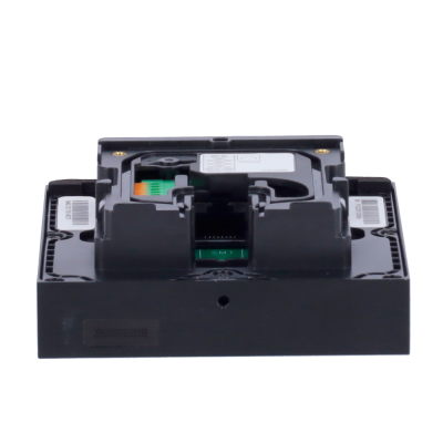 Componente eletrônico preto com conector central e etiquetas com códigos de barras