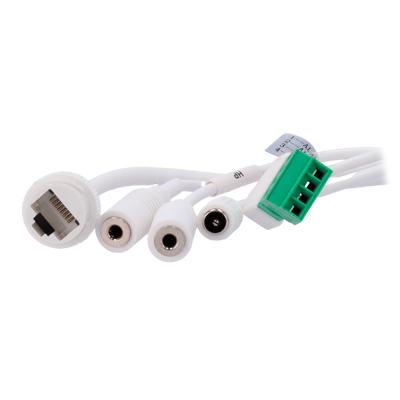 Cabos e conectores variados de cor branca com conector RJ45, conectores redondos metálicos e conector verde