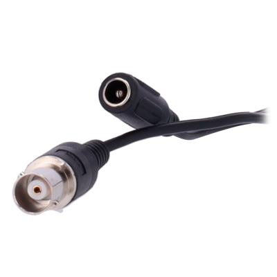 Cabo preto com conetores BNC e DC preto com detalhe metálico