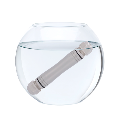 Recipiente redondo de vidro com dispositivo cinzento submerso