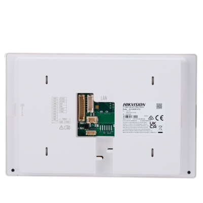 Painel branco com componentes eletrónicos e etiqueta HIKVISION