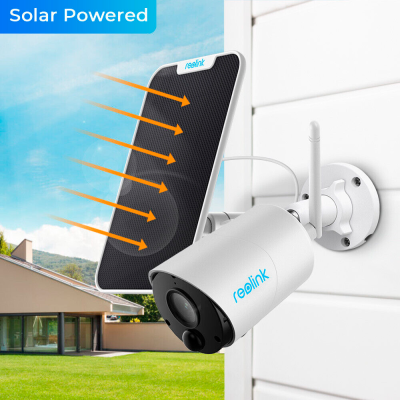 Câmara de segurança com painel solar numa parede exterior