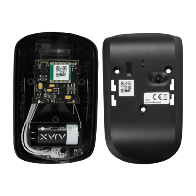 Dispositivo preto aberto e fechado com bateria AA e etiquetas QR, texto Ajax MotionProtect e certificação CE