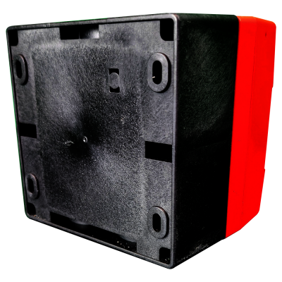 Caixa plástica preta e vermelha com textura rugosa